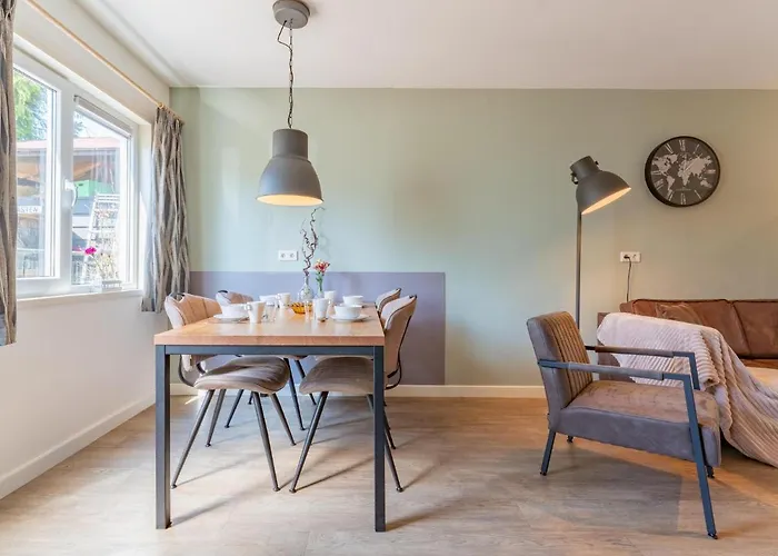 Holiday home Pimpelmees Hulshorst